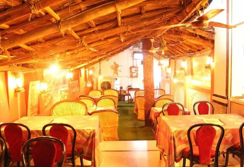 هتل Chit Chat Guest House