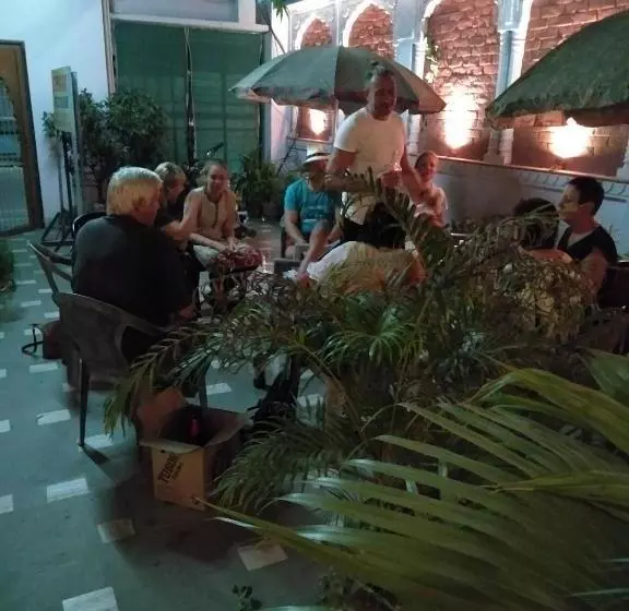 هتل Chit Chat Guest House