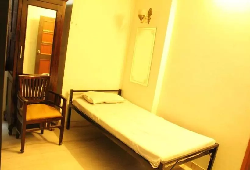 هتل Chit Chat Guest House