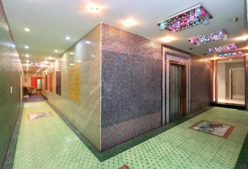 ホテル Oyo 26971 Abiss