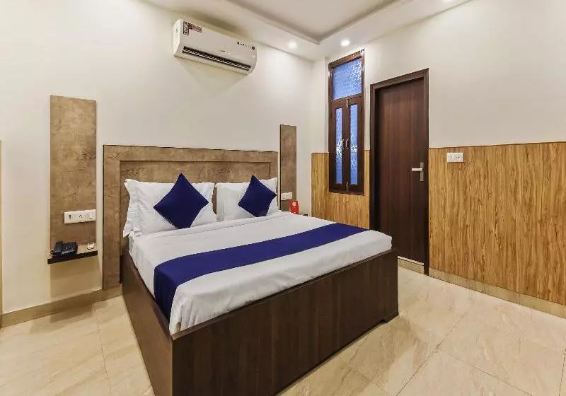 ホテル Silverkey Executive Stays 19389 Divine Inn