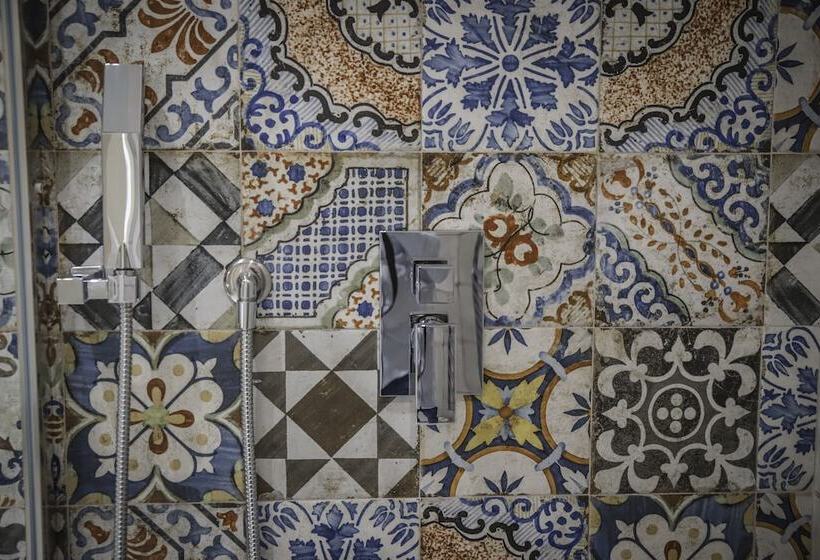 تختخواب و صبحانه Urban Relax