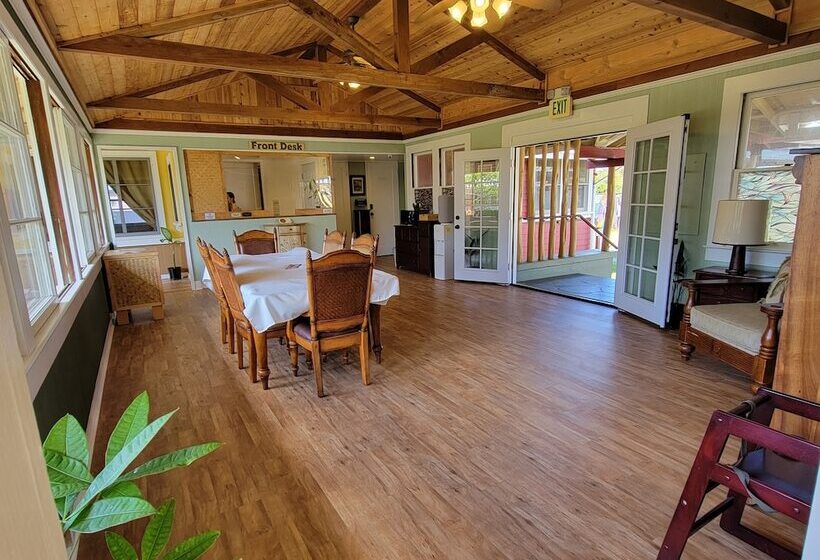 הוסטל Kohala Village Inn