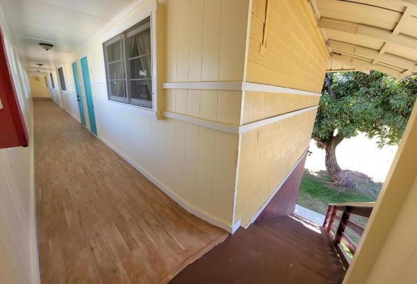 הוסטל Kohala Village Inn