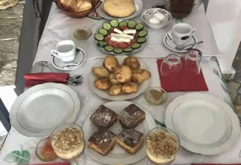 تختخواب و صبحانه Demaj