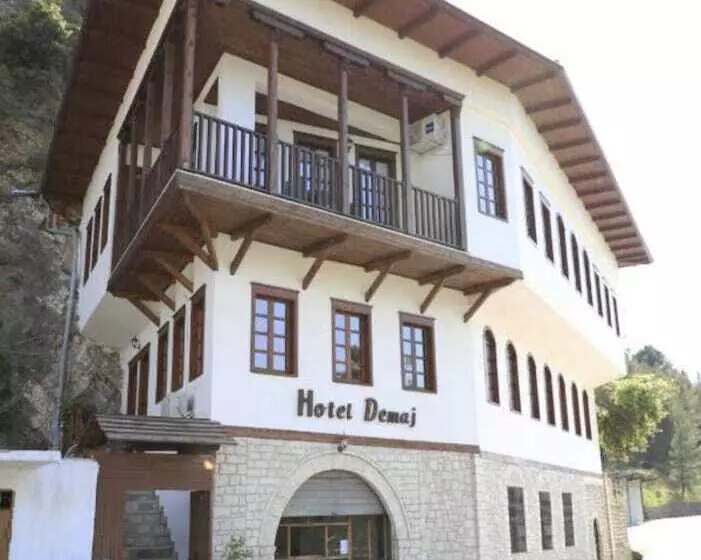 تختخواب و صبحانه Demaj