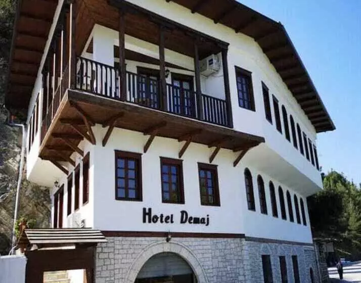 تختخواب و صبحانه Demaj
