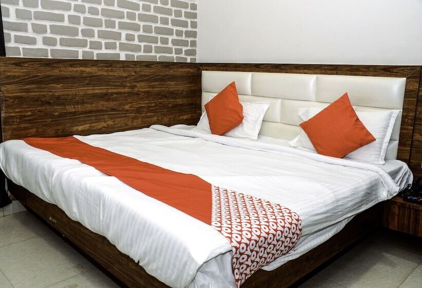 Oyo 23178 Hotel Raj Mandir