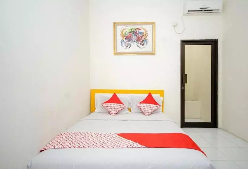 Hotelli Reddoorz Near Rs Siti Khodijah