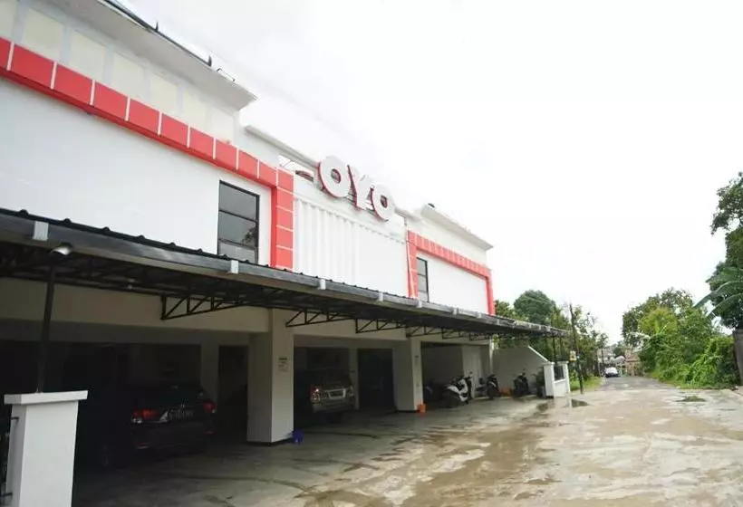 Hotelli Reddoorz Near Rs Siti Khodijah