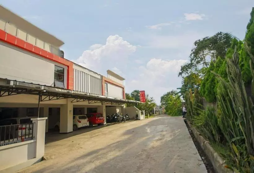 Hotelli Reddoorz Near Rs Siti Khodijah