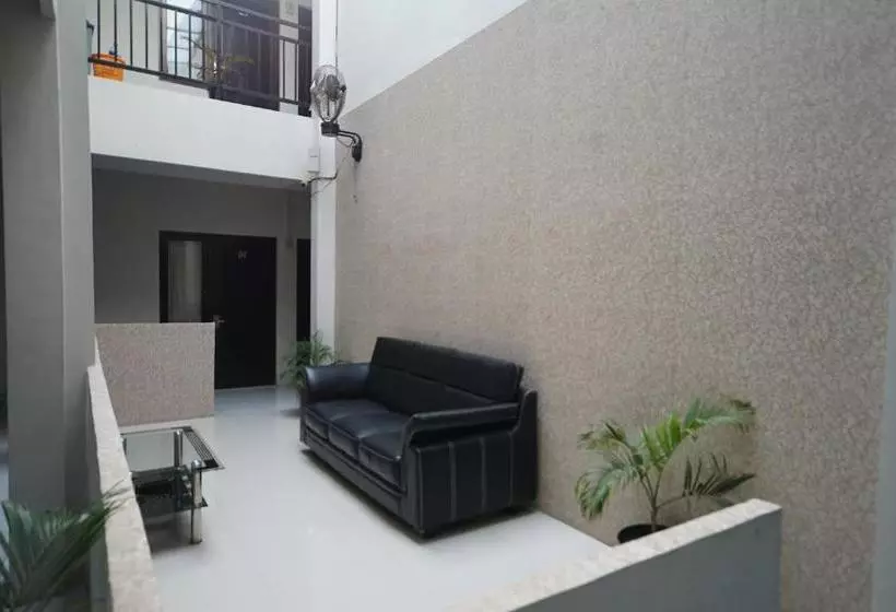 Hotelli Reddoorz Near Rs Siti Khodijah