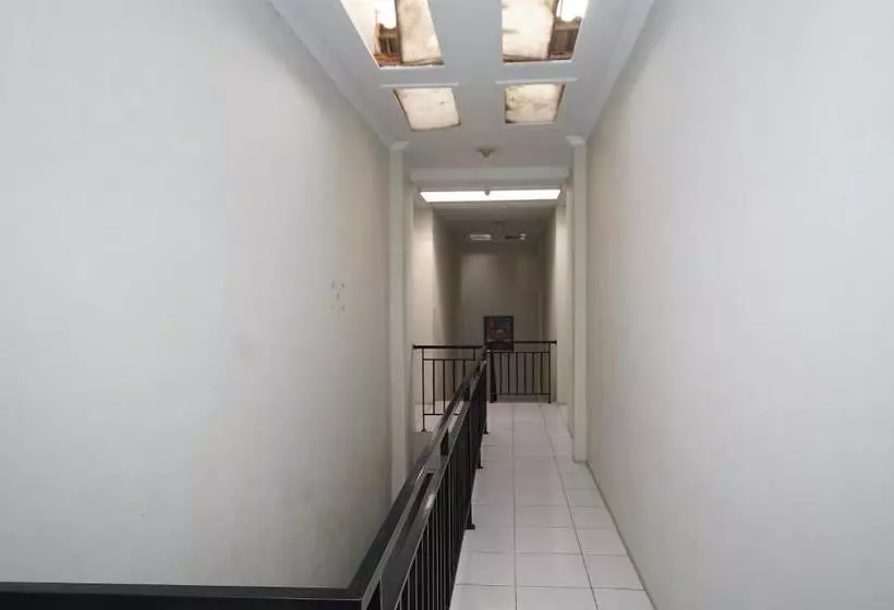 Hotelli Reddoorz Near Rs Siti Khodijah