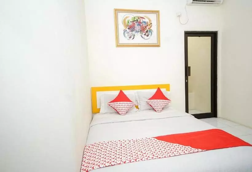 Hotelli Reddoorz Near Rs Siti Khodijah