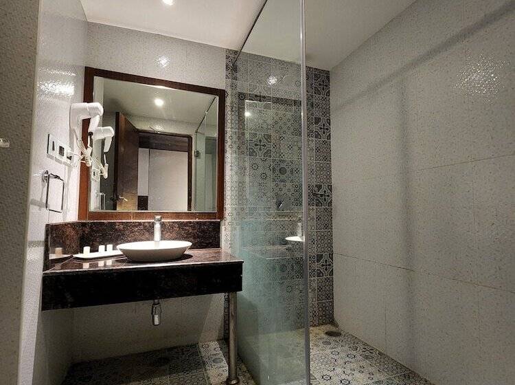 هتل Preethi International