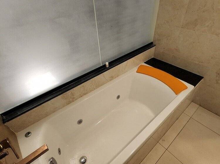 هتل Preethi International