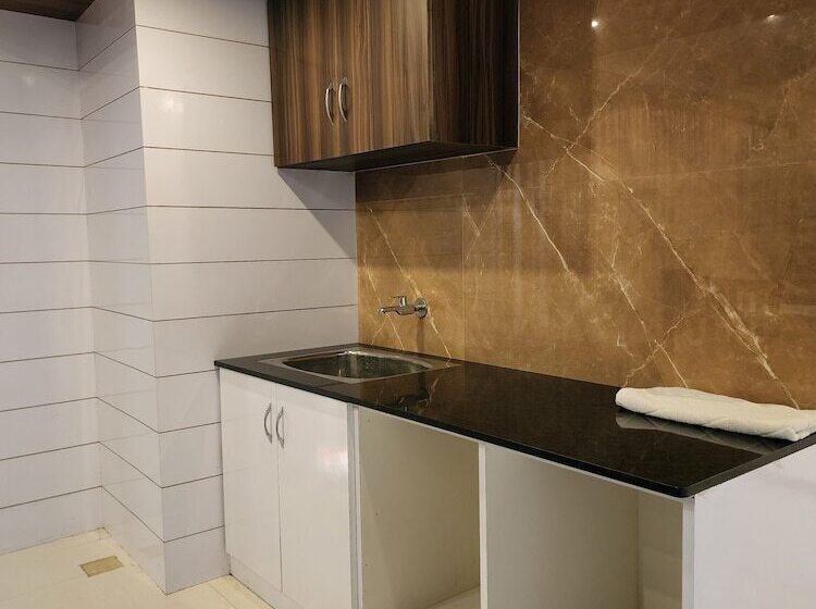 هتل Preethi International