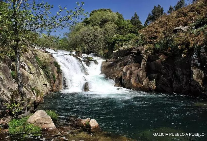 O Cabanel Albergue Bar