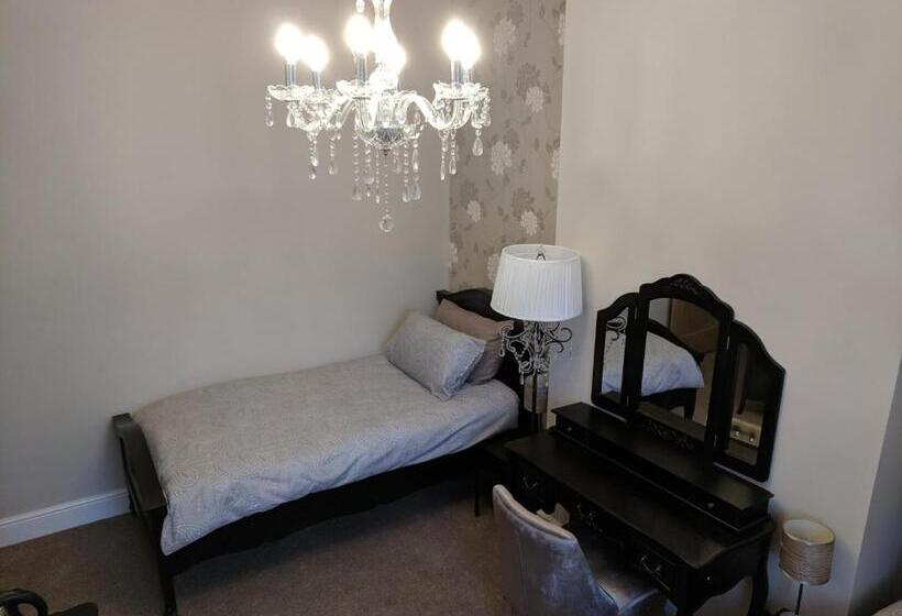 פנסיון Lion House Bed & Breakfast With Restaurant