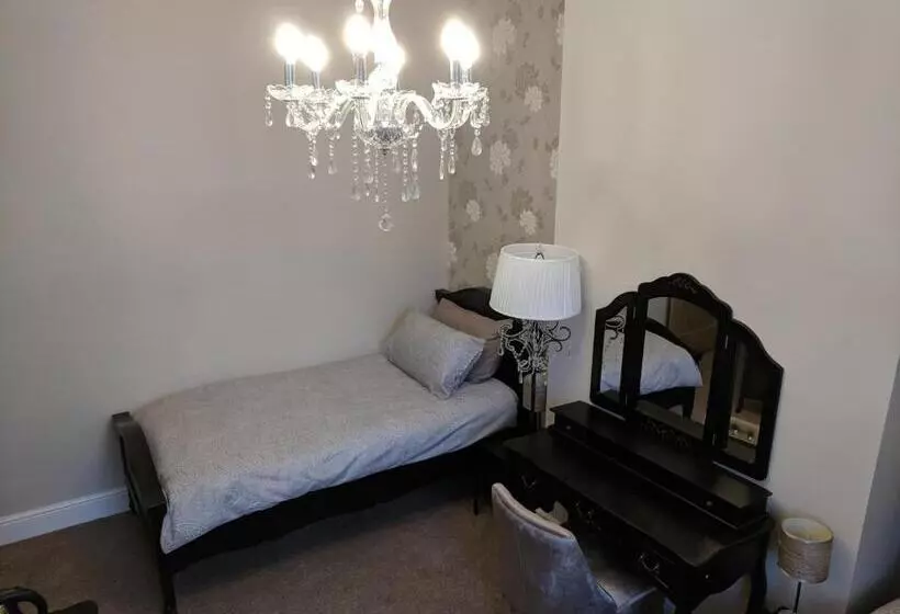 Majatalo Lion House Bed & Breakfast With Restaurant