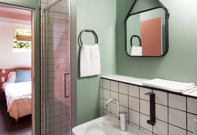 Отель Hostel La Maison Montreau