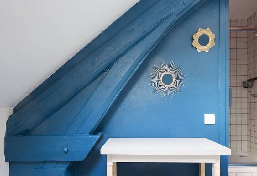 Отель Hostel La Maison Montreau