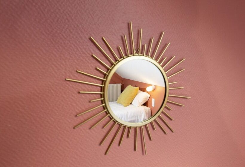 Отель Hostel La Maison Montreau