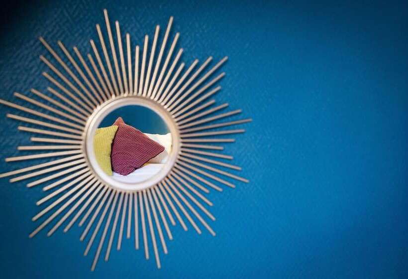 Отель Hostel La Maison Montreau