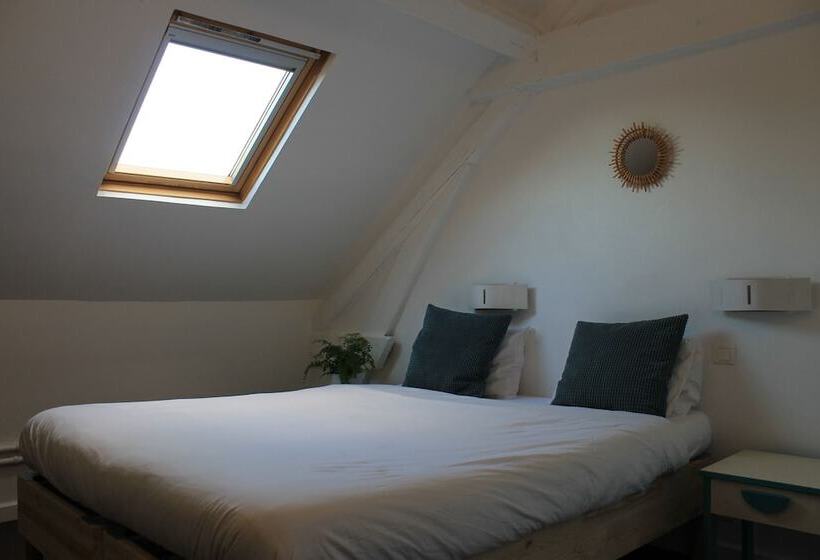 Отель Hostel La Maison Montreau