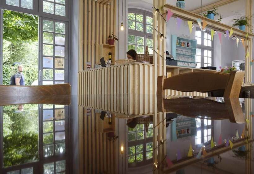 Отель Hostel La Maison Montreau