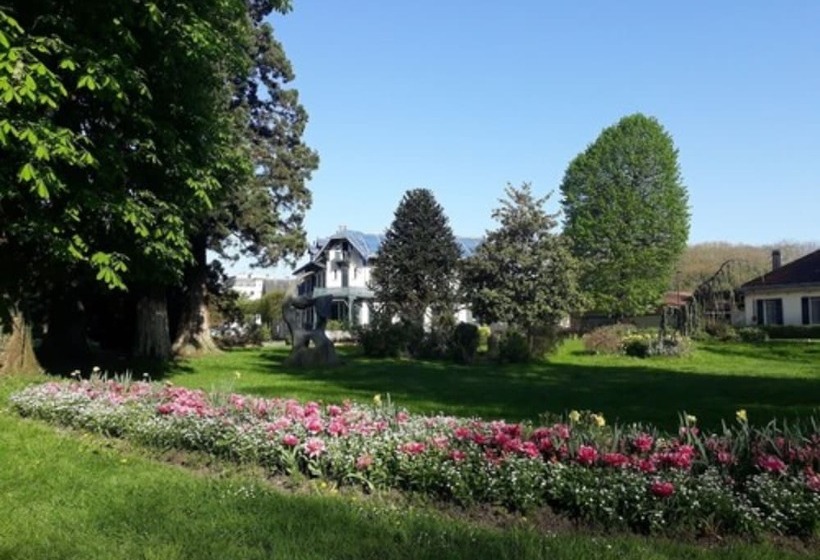 Отель Hostel La Maison Montreau