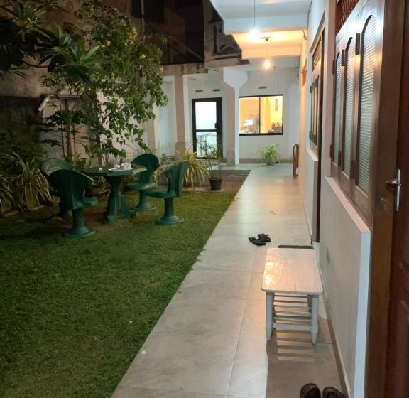 Отель The Retreat