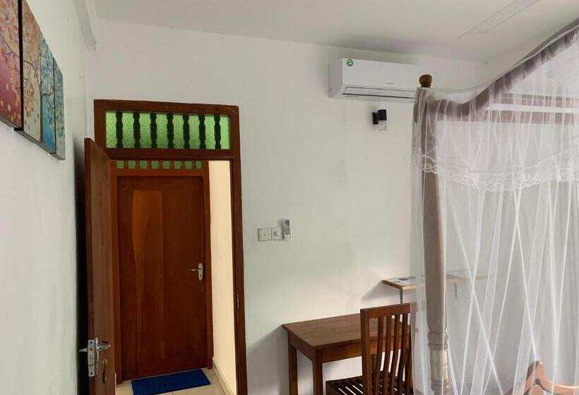 Отель The Retreat