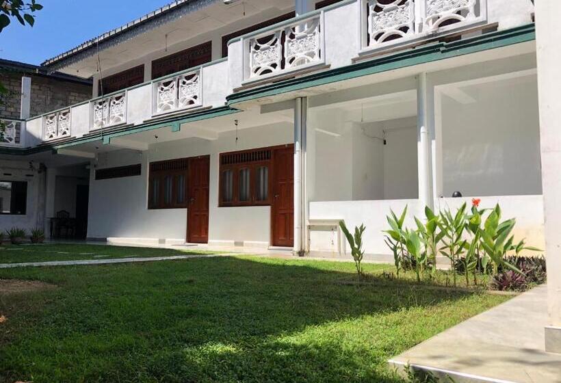 Отель The Retreat