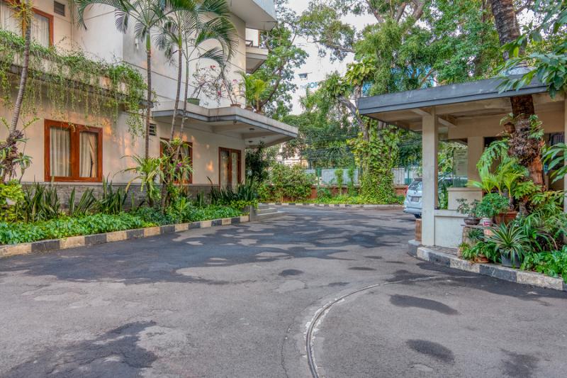 Pansiyon Reddoorz Plus Near Dharmawangsa Square 2