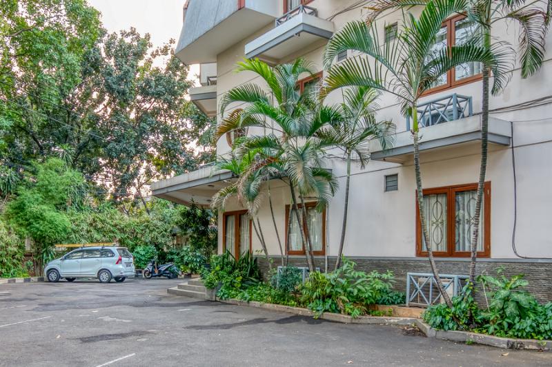 Pansiyon Reddoorz Plus Near Dharmawangsa Square 2