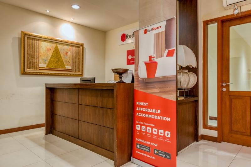 Pansiyon Reddoorz Plus Near Dharmawangsa Square 2