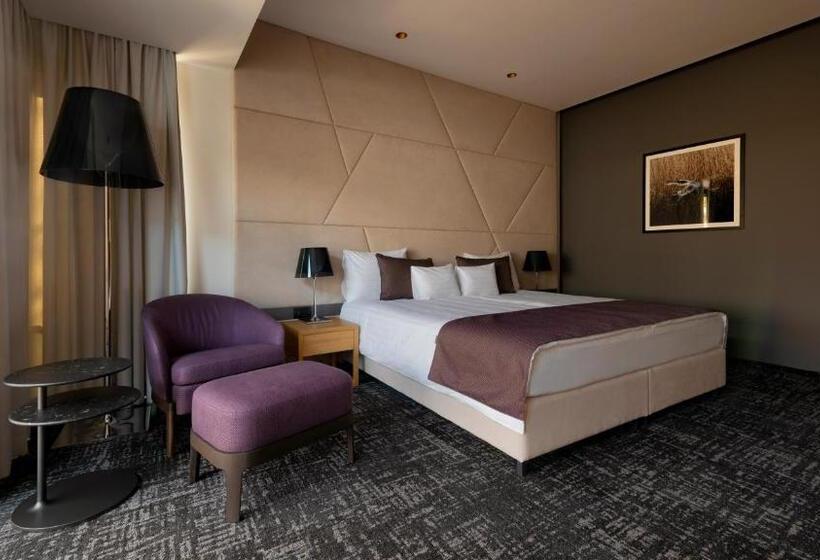 Donautica Hotel & Restaurant