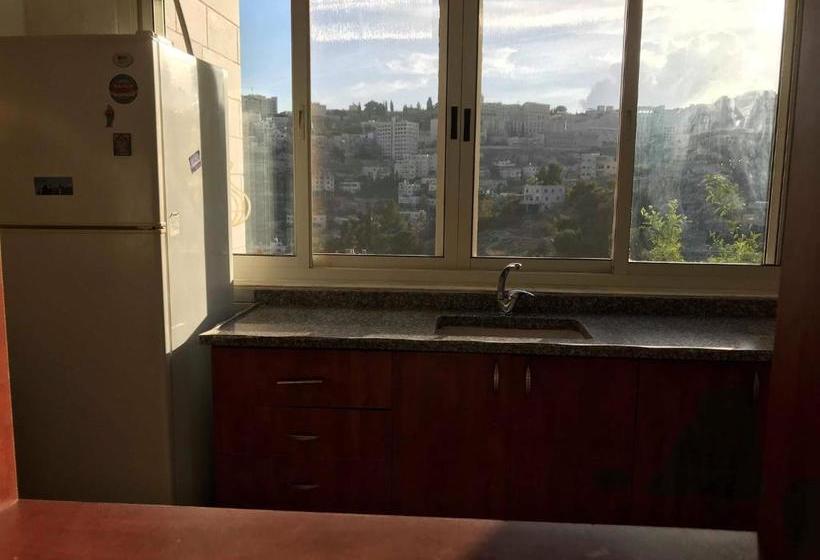 تختخواب و صبحانه Hanna Azar