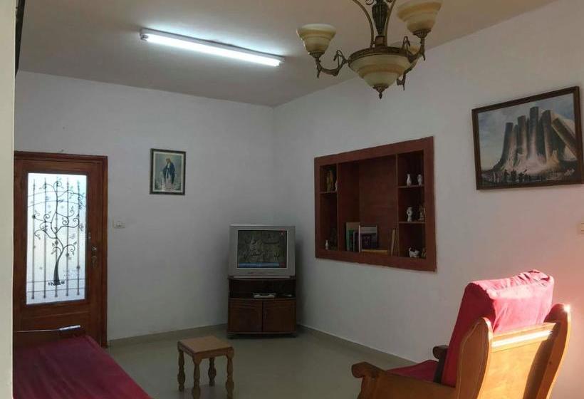 تختخواب و صبحانه Hanna Azar