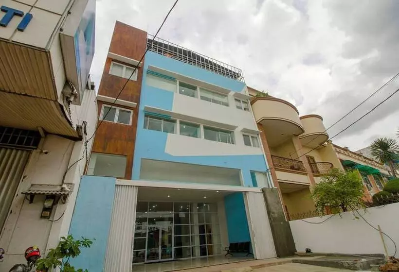 ペンション Reddoorz Plus @ Catania Soma Rajawali