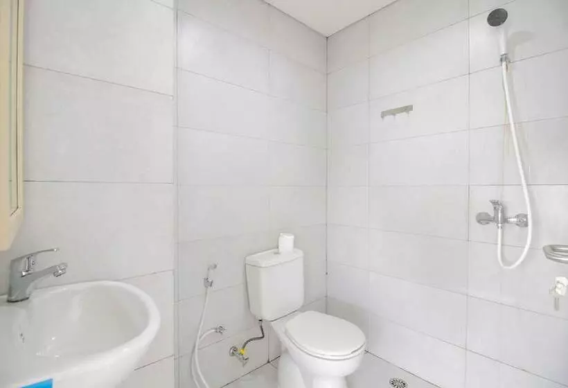 ペンション Reddoorz Plus @ Catania Soma Rajawali