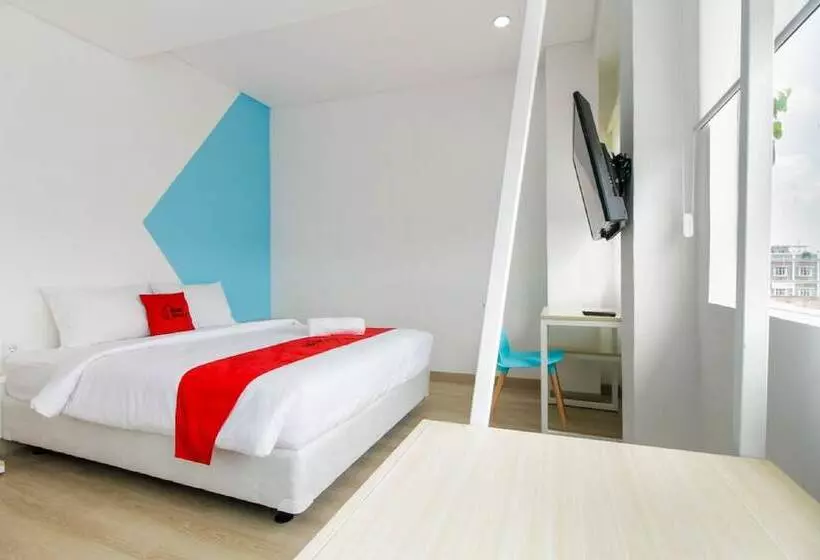 ペンション Reddoorz Plus @ Catania Soma Rajawali