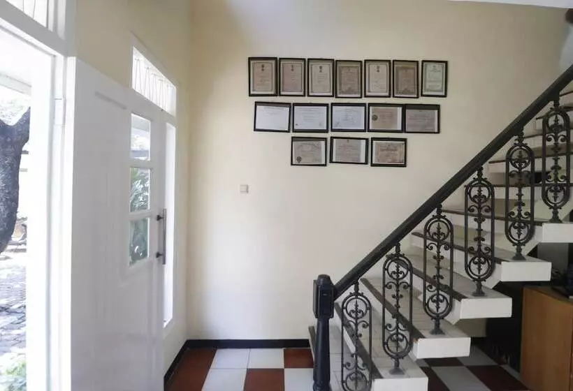 ペンション Reddoorz Plus At Jalan Gatot Subroto Jakarta