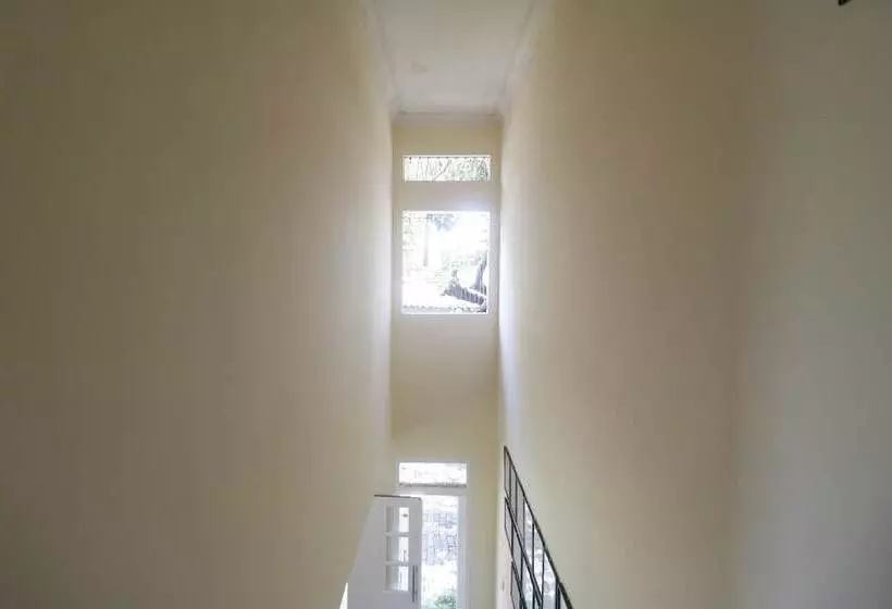 ペンション Reddoorz Plus At Jalan Gatot Subroto Jakarta