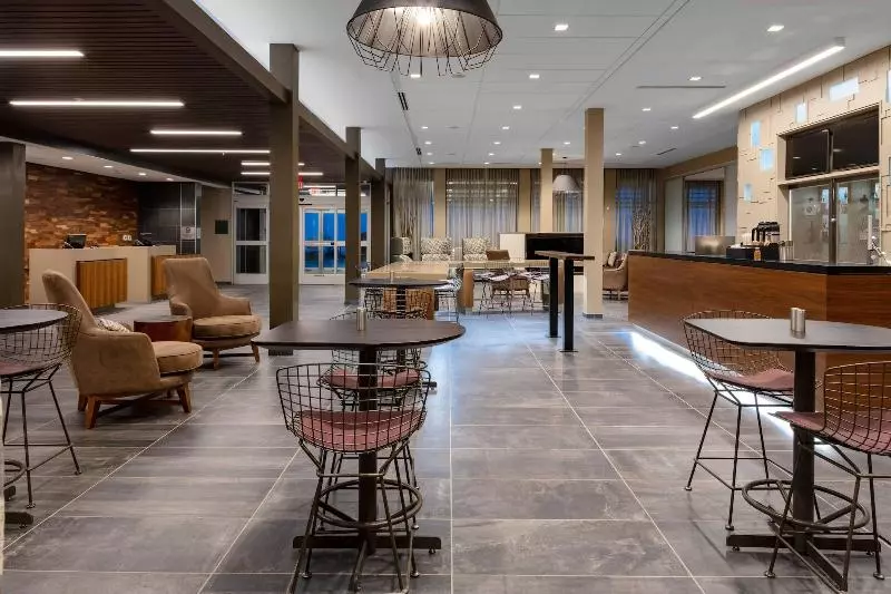 هتل Courtyard By Marriott Indianapolis Westspeedway