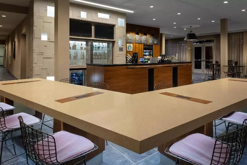 هتل Courtyard By Marriott Indianapolis Westspeedway