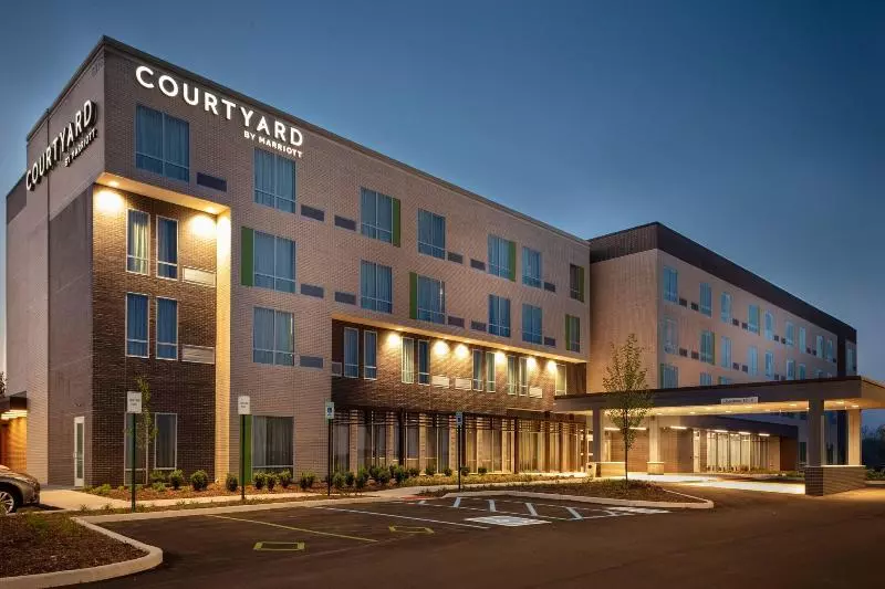 هتل Courtyard By Marriott Indianapolis Westspeedway