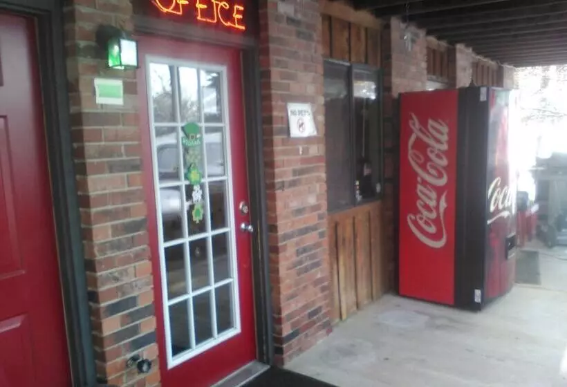 モーテル The Razorback Lodge