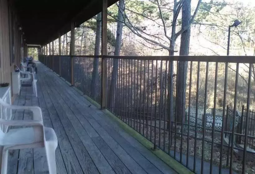 モーテル The Razorback Lodge